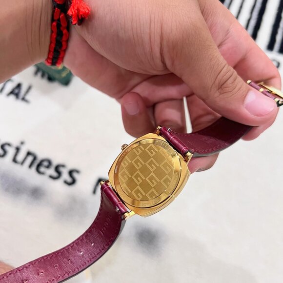 Gucci YA157402 Grip 35MM Unisex Bordeaux Alligator Strap Leather Gold PVD Watch - Picture 13 of 13